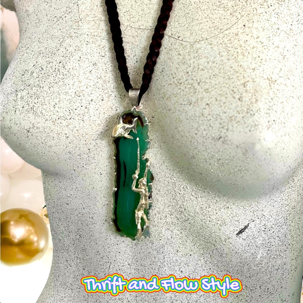 .925 SILVER SCUBA DIVER/SHARK HUNTING CARVED TO A GREEN AGATE